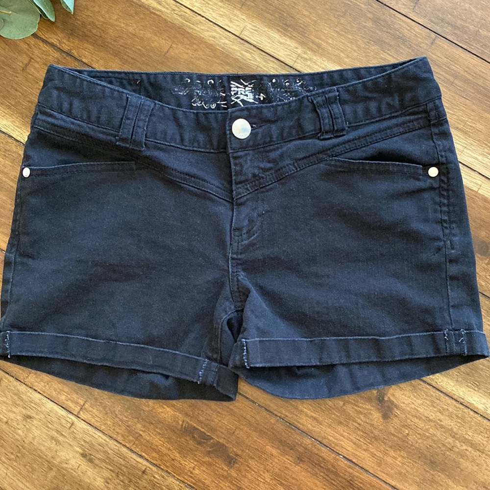 💛 2/$12 sale item 💛Express black cuffed jean short, size 8